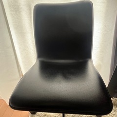 テーブルとイスのセットの画像