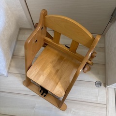 天然木のキッズチェアーの画像