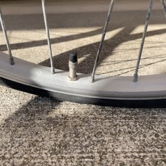 電動アシスト自転車(前輪空気抜けてます)の画像