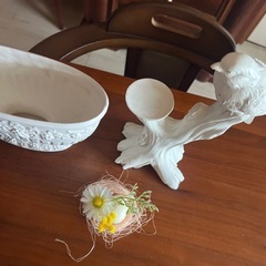 鳥のオブジェとフラワーベースの画像