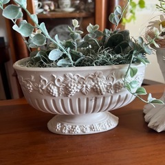 鳥のオブジェとフラワーベースの画像