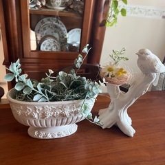 鳥のオブジェとフラワーベースの画像