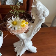 鳥のオブジェとフラワーベースの画像