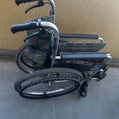 折りたたみ式介助用車椅子 チェック柄の画像