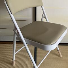 無印良品　パインテーブルと山善のパイプ椅子の画像