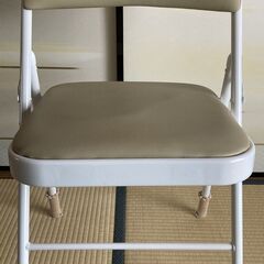 無印良品　パインテーブルと山善のパイプ椅子の画像