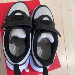 新品男の子スニーカー　Puma スニーカー ブラック/ホワイト 19センチの画像