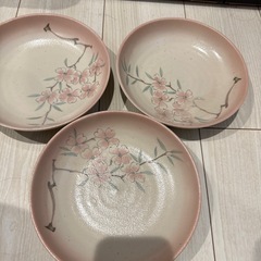 食器3枚の画像