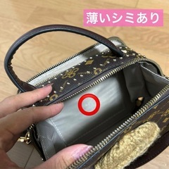 ショルダーバッグ、クマ編みぐるみ、刺繍、モノグラム柄の画像