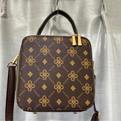 ショルダーバッグ、クマ編みぐるみ、刺繍、モノグラム柄の画像