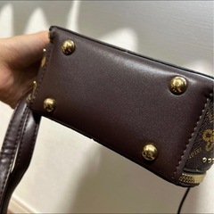 ショルダーバッグ、クマ編みぐるみ、刺繍、モノグラム柄の画像