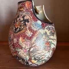 薩摩焼の金襴手（きんらんで）の花瓶の画像