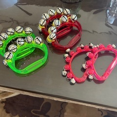 クリスマスの季節に、可愛い鈴のセットの画像