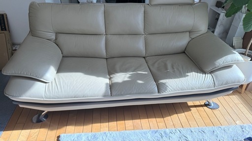 ニトリ3人掛けソファ傷・汚れに強い ヘッドレスト付き 合皮タイプ