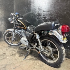 ★支払総額9.8万円★買取強化中！ まずはカンタン無料査定まで！ スズキ GN125-2F 黒 人気のGN125！ 希少2F！ キック付き！ 社外マフラー！ 社外ハンドル！の画像