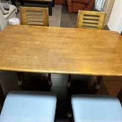 ダイニグテーブルの画像