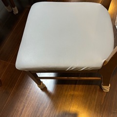 ダイニグテーブルの画像