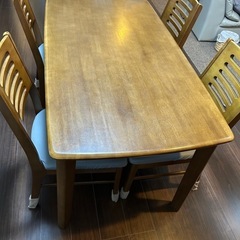 ダイニグテーブルの画像