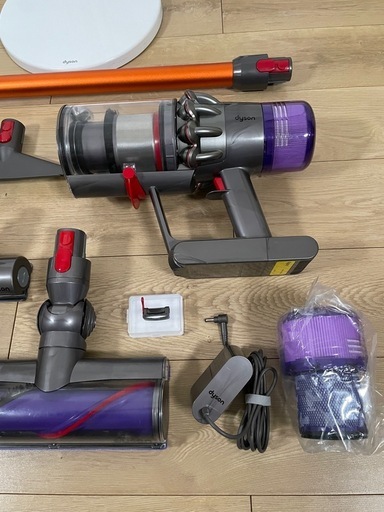 ダイソン　⑮ SV14V11fluffy 美品充電スタンド収納　新品ストレートパイプ　２タイプヘッドから選択式　補強型トリガー装着　パ
