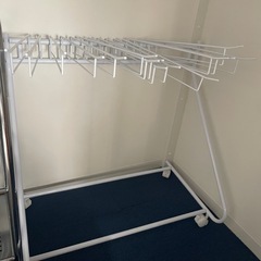 スラックスハンガー  パンツハンガー ズボンハンガー 20本掛け キャスター付 パンツ ズボン 送料無料 簡単 組立簡単 一人暮らし 衣類収納 隙間収納 衣替えの画像