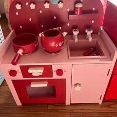 木製キッチン、冷蔵庫の画像