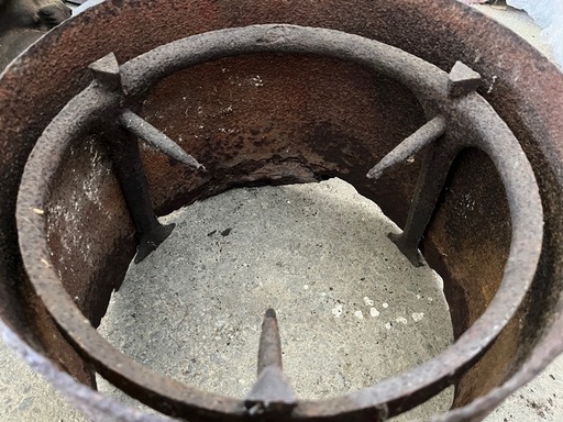 時代物レトロ茶道具 風炉 風炉釜 鉄器 三つ足 火鉢 工芸品 風呂釜