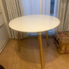 おしゃれ丸テーブルの画像
