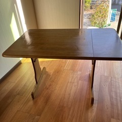 ダイニングテーブルの画像