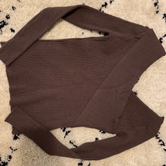 ブラウン リブ編み オフショルダーセーターの画像