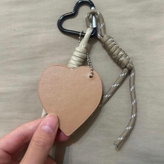ベージュ 本革 バッグチャームの画像