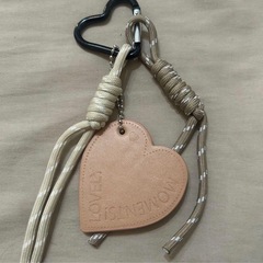 ベージュ 本革 バッグチャームの画像