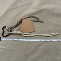 ベージュ 本革 バッグチャームの画像