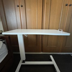 ベッドサイドテーブル　昇降式　キャスター付の画像