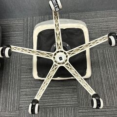 PCチェア　布張り　白　クッション付の画像
