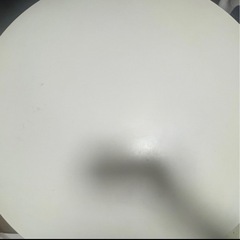 白い丸テーブルの画像