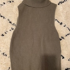 UNIQLO タートルネック ニットベストの画像
