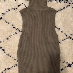 UNIQLO タートルネック ニットベストの画像