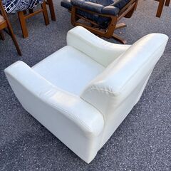【中古品】取りに来れる方限定。使用感あり、キズ汚れ有り、白色、１Pソファの画像
