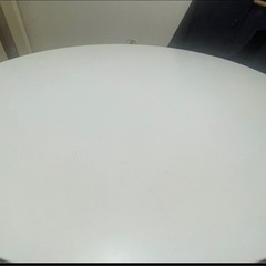 白い丸テーブルの画像