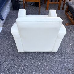 【中古品】取りに来れる方限定。使用感あり、キズ汚れ有り、白色、１Pソファの画像