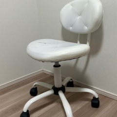 白いワークチェア（キャスター付き）座面キズあり【引き取り限定】の画像