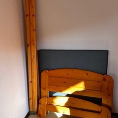 木製シングルベッドの画像