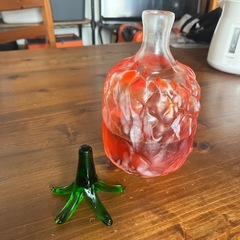 取引中・パイナップルワインのガラスボトルの画像