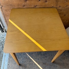 ダイニングテーブルと椅子2脚の画像