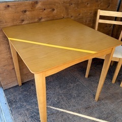 ダイニングテーブルと椅子2脚の画像