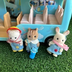 シルバニアファミリー にじいろようちえんバスとショコラうさぎなど子供達3体セットの画像