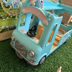 シルバニアファミリー にじいろようちえんバスとショコラうさぎなど子供達3体セットの画像
