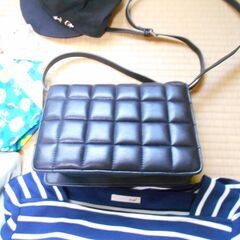 【フリマにどうぞ】服8点、帽子2点・靴・バッグ3点・香水2点・シーツ・枕カバー・ポーチのセットの画像