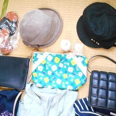 【フリマにどうぞ】服8点、帽子2点・靴・バッグ3点・香水2点・シーツ・枕カバー・ポーチのセットの画像