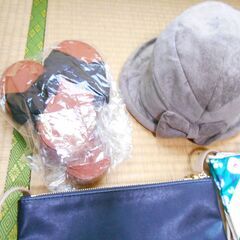 【フリマにどうぞ】服8点、帽子2点・靴・バッグ3点・香水2点・シーツ・枕カバー・ポーチのセットの画像